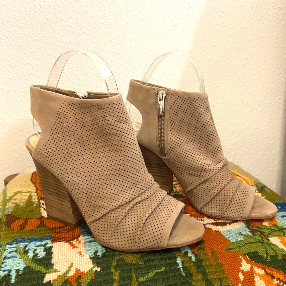Vince Camuto Kentvi Tan Suede Leather Peep Toe Heeled Booties Sandals 7M